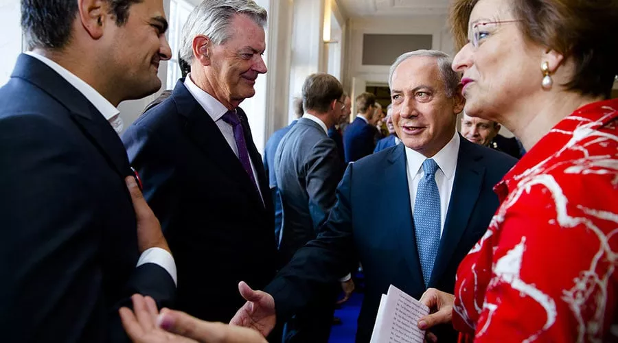 dutch parliament member tunahan kuzu l refuses to shake hands with prime minister benjamin netanyahu during his visit to the states general at the binnenhof as part of netanyahu 039 s visit to the netherlands at the binnenhof in the hague on september 7 2016 photo afp dutch parliament member tunahan kuzu l refuses to shake hands with prime minister benjamin netanyahu during his visit to the states general at the binnenhof as part of netanyahu 039 s visit to the netherlands at the binnenhof in the hague on september 7 2016 photo afp