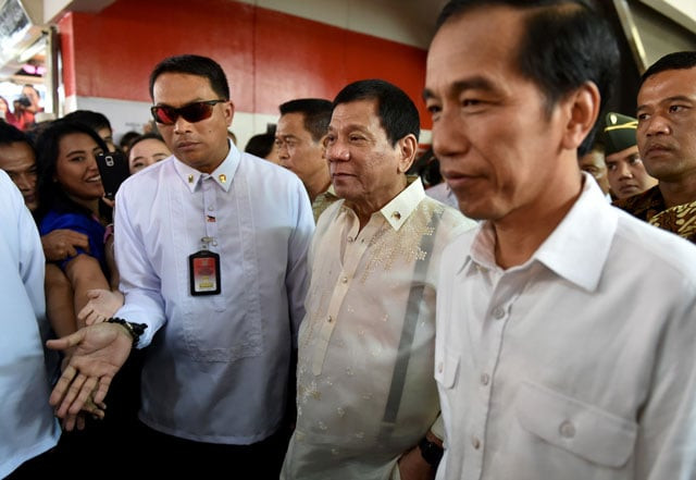 indonesian president joko widodo r and philippine president rodrigo duterte c visit tanah abang market in jakarta on september 9 2016 photo afp indonesian president joko widodo r and philippine president rodrigo duterte c visit tanah abang market in jakarta on september 9 2016 photo afp