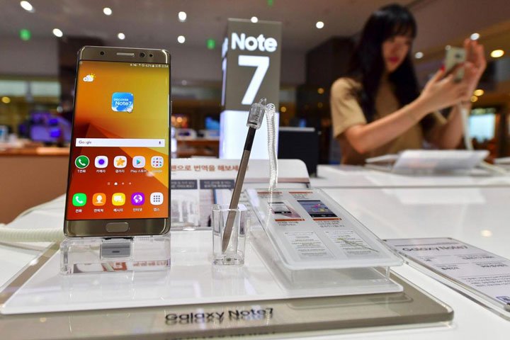 us federal aviation administration strongly urged passengers thursday not to turn on or charge samsung galaxy note 7 smartphones on planes photo afp