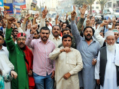 protesting robberies traders block ma jinnah road protesting robberies traders block ma jinnah road