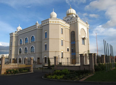armed men occupy uk gurdwara in protest against sikh muslim marriage