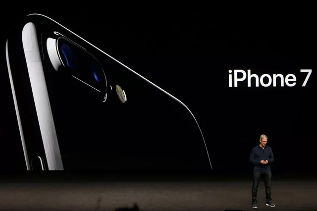 apple inc ceo tim cook discusses the iphone 7 during an apple media event in san francisco california us september 7 2016 photo reuters apple inc ceo tim cook discusses the iphone 7 during an apple media event in san francisco california us september 7 2016 photo reuters