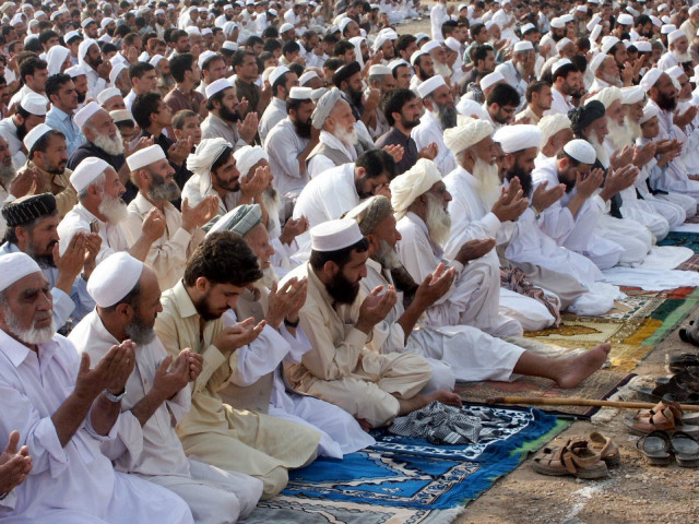 afghan refugees praying during nameez e eid photo express afghan refugees praying during nameez e eid photo express