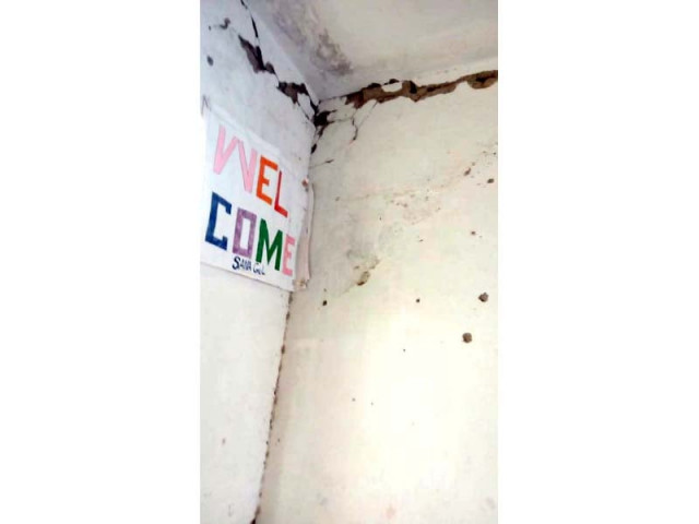 cracks have appeared in the wall of school building photo express cracks have appeared in the wall of school building photo express