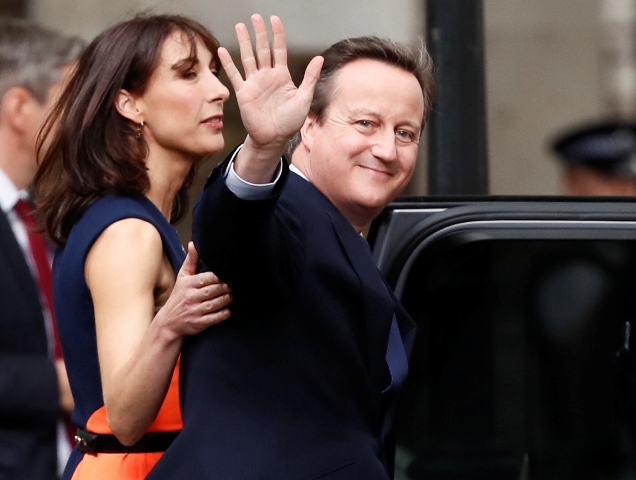 britain 039 s outgoing prime minister david cameron with his wife samantha waves in front of number 10 downing street on his last day in office as prime minister in central london britain july 13 2016 photo reuters
