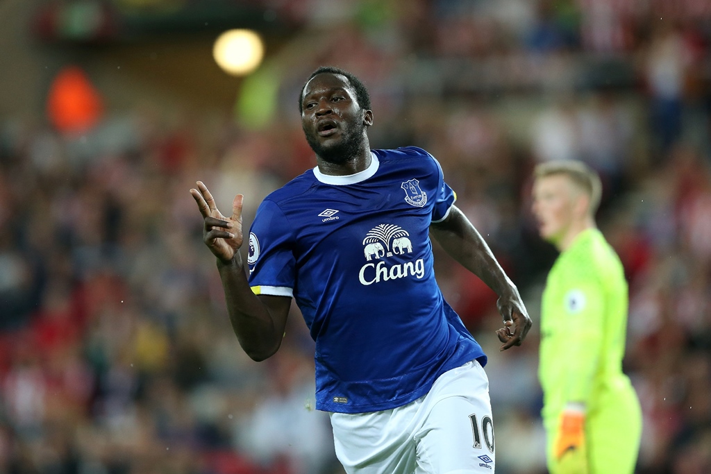 romelu lukaku celebrates scoring at the stadium of light in sunderland on september 12 2016 photo afp