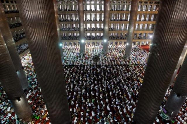 people attend prayers for the muslim holiday of eid al adha at istiqlal mosque in jakarta indonesia september 12 2016 photo reuters people attend prayers for the muslim holiday of eid al adha at istiqlal mosque in jakarta indonesia september 12 2016 photo reuters