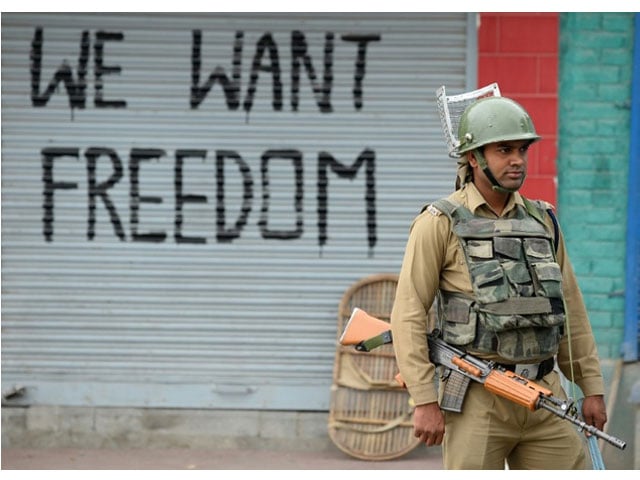 an indian paramilitary trooper stands guard during curfew in downtown srinagar on august 26 2016 photo afp