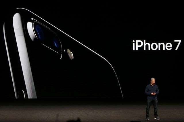 apple inc ceo tim cook discusses the iphone 7 during an apple media event in san francisco california us september 7 2016 photo reuters