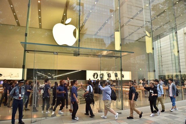 apple employees greet customers as they arrive to buy the new apple iphone 7 at the company 039 s flagship store in tokyo on september 16 2016 photo afp