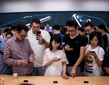 iphone launch generates crowds queues worldwide