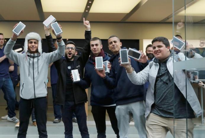the first customers to walk out of australia 039 s flagship apple store with the new iphone 7 react for the press in sydney photo reuters