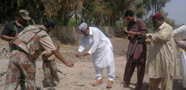 pakistani security officials gather around the body of a suicide bomber after an attack on a shiite mosque in shikarpur in sindh province around 470 kilometres north of karachi on september 13 2016 photo afp pakistani security officials gather around the body of a suicide bomber after an attack on a shiite mosque in shikarpur in sindh province around 470 kilometres north of karachi on september 13 2016 photo afp