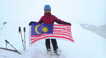 malaysian girl celebrates independence day on pakistani peak malaysian girl celebrates independence day on pakistani peak