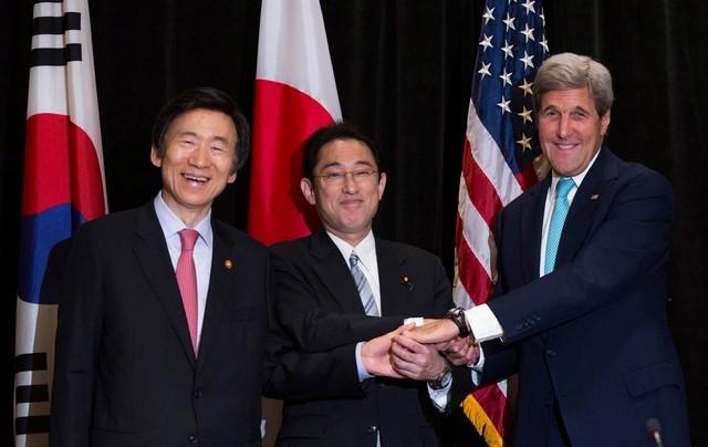 minister of foreign affairs yun byung se of south korea l minister of foreign affairs fumio kishida of japan and us secretary of state john kerry r join hands during a meeting between the three leaders in new york us september 18 2016 photo reuters