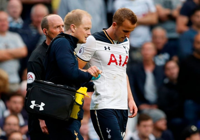 tottenham 039 s harry kane receives medical attention after sustaining an injury before being substituted on september 18 2016 photo reuters tottenham 039 s harry kane receives medical attention after sustaining an injury before being substituted on september 18 2016 photo reuters