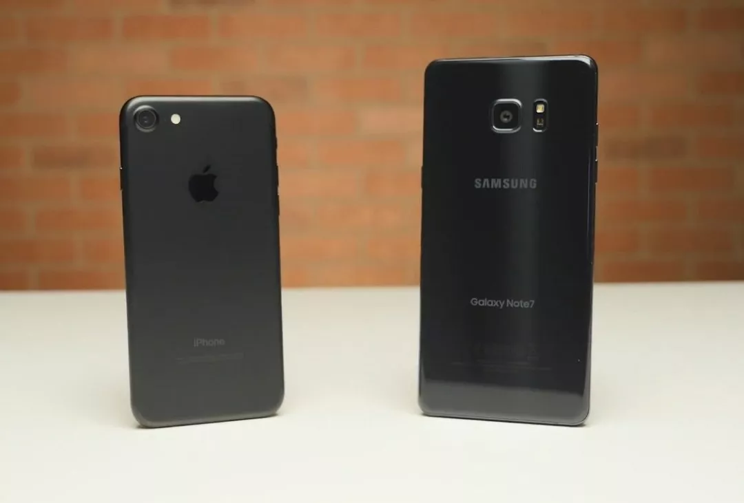 apple 039 s iphone 7 vs samsung 039 s galaxy note 7 photo phonebuff apple 039 s iphone 7 vs samsung 039 s galaxy note 7 photo phonebuff