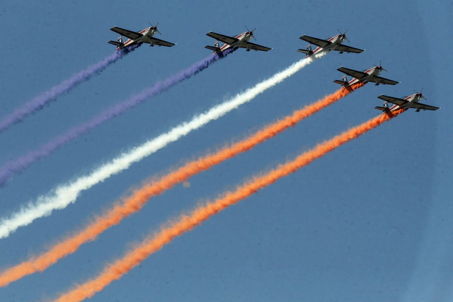 the quot halcones quot acrobatic air group overflies a military parade in santiago at the 206th anniversary of chile 039 s independence photo afp