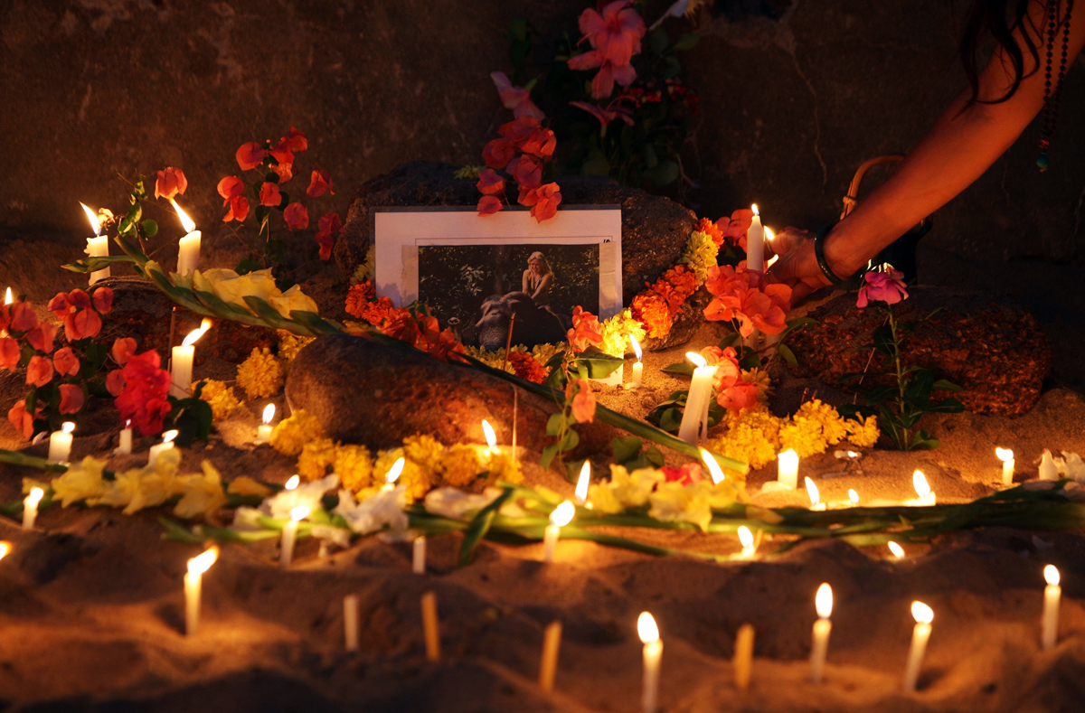 in this photograph taken on february 18 2009 tourists and friends of murdered british teenager scarlett keeling light candles at a memorial built in her memory at anjuna beach where her body was found at a vigil on the first anniversary of her death in goa photo afp