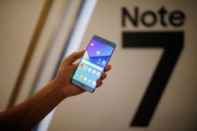 a model poses for photographs with a galaxy note 7 new smartphone during its launching ceremony in seoul south korea photo reuters