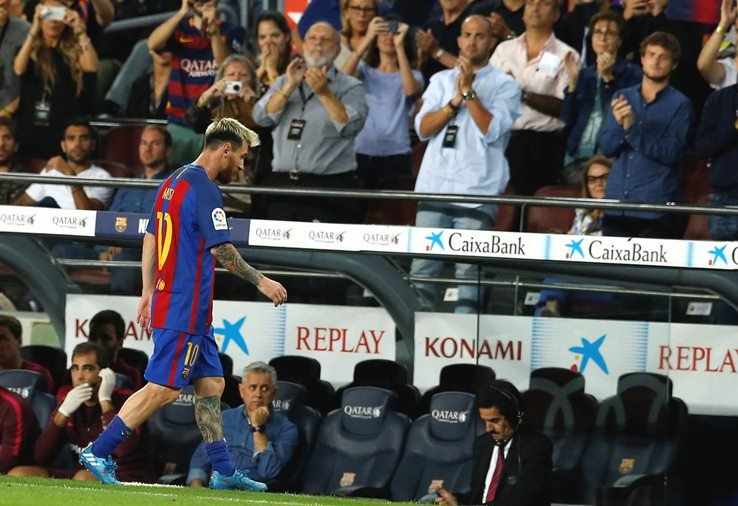 barcelona 039 s lionel messi leaves the pitch after getting injured against atletico madrid photo reuters