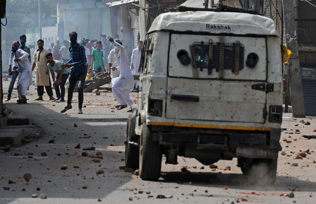 kashmiri protesters clash with indian government forces on eidul azha during a curfew in srinagar on september 13 2016 photo afp