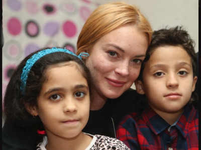 lindsay lohan visits hospital for syrian refugees in turkey