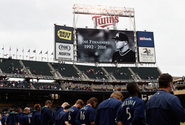 seattle mariners observe a moment of silence in remembrance of jose fernandez of miami marlins on september 25 2016 at target field in minneapolis minnesota photo afp seattle mariners observe a moment of silence in remembrance of jose fernandez of miami marlins on september 25 2016 at target field in minneapolis minnesota photo afp