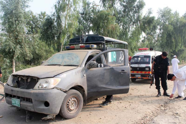 police inspect the vehicle destroyed in charsadda ied blast photo express police inspect the vehicle destroyed in charsadda ied blast photo express