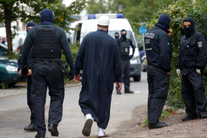 german special police members walk near a mosque association property in berlin germany september 22 2015 photo reuters