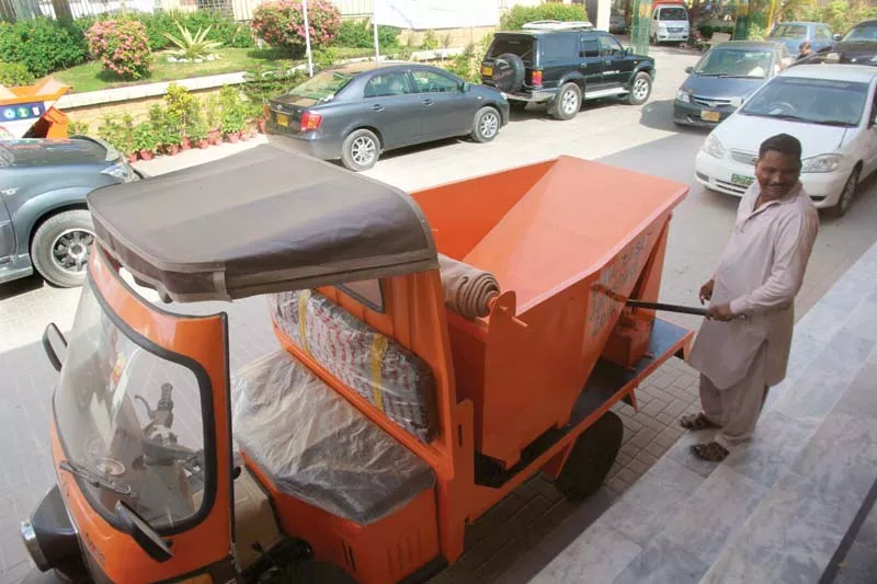 the vans can pick up to 1 000kg of trash whereas the rickshaws can lift up to 400kg photos athar khan express the vans can pick up to 1 000kg of trash whereas the rickshaws can lift up to 400kg photos athar khan express