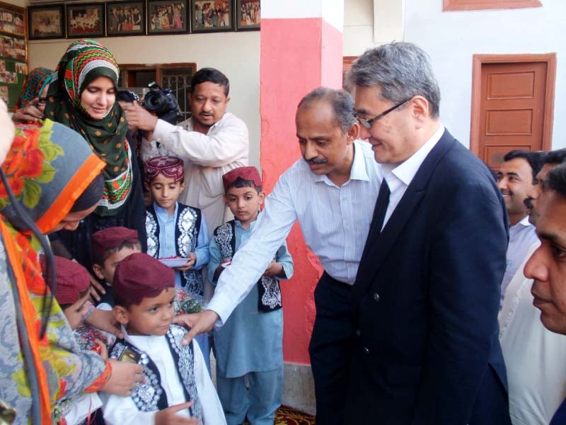 two children presented a bouquet to the japanese consul general on his arrival at the sukkur sweet home photo express