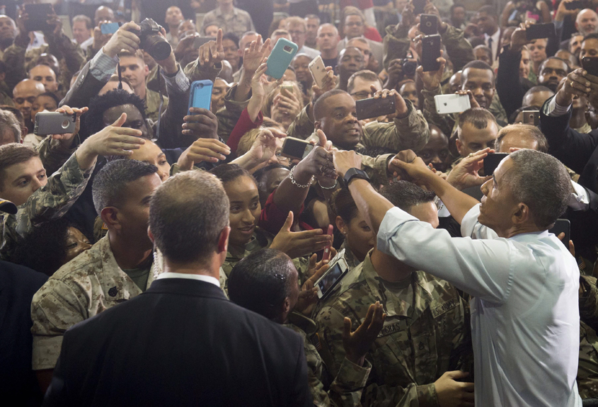 us president barack obama takes a photo with us troops at fort lee virginia september 28 2016 photo afp