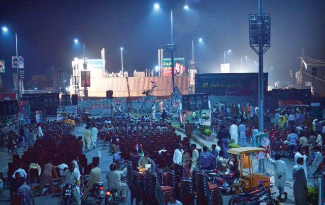 pti workers make preparations ahead of the party s raiwind rally photo online pti workers make preparations ahead of the party s raiwind rally photo online