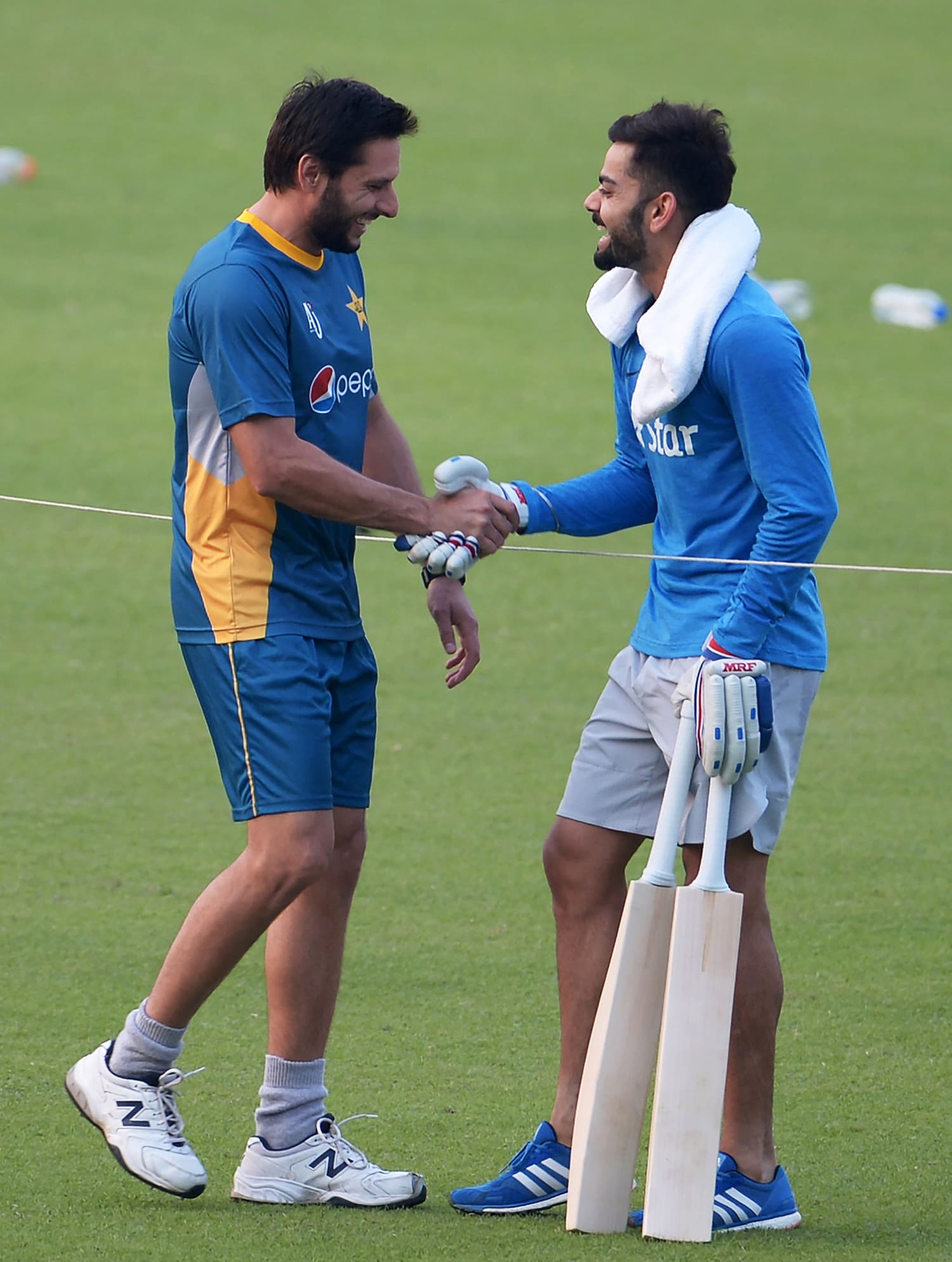 shahid afridi l shakes hands with india 039 s virat kohli at the eden gardens in kolkata on march 18 2016 photo afp
