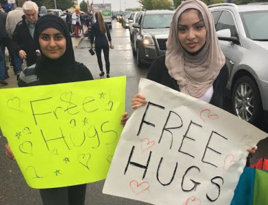 muslim sisters offer free hugs to donald trump supporters