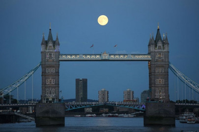 london s tower bridge closes until new year