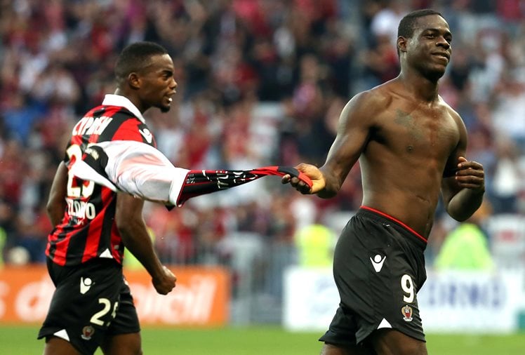 nice 039 s mario balotelli r reacts after scoring against lorient on october 2 2016 photo reuters