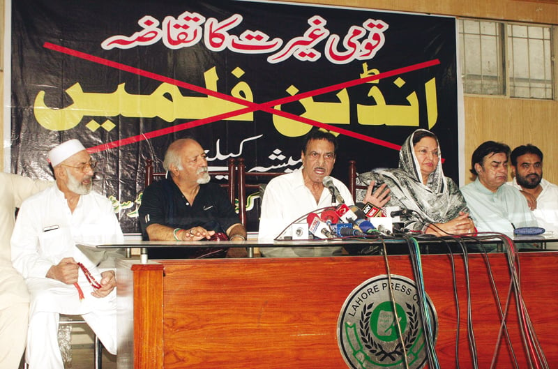 mustafa qureshi speaking at the press conference photo ppi