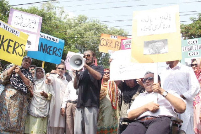 dha residents demanded cbc to ensure supply of water through the waterlines instead of forcing them to buy water from tankers photos ayesha mir express dha residents demanded cbc to ensure supply of water through the waterlines instead of forcing them to buy water from tankers photos ayesha mir express