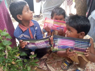 karachi university students set up roadside school karachi university students set up roadside school