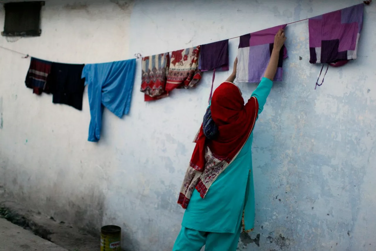 a woman hangs laundry to dry outside her house in rawalpindi near pakistan 039 s capital islamabad may 1 2009 photo reuters a woman hangs laundry to dry outside her house in rawalpindi near pakistan 039 s capital islamabad may 1 2009 photo reuters