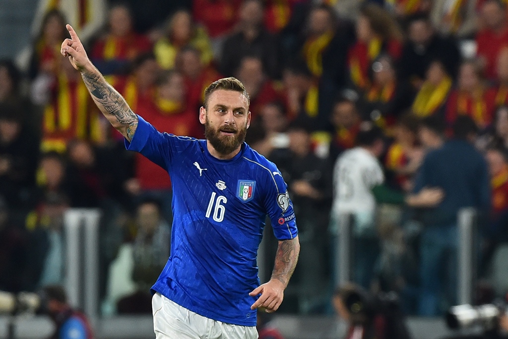 daniele de rossi celebrates after scoring a penalty on october 6 2016 in turin photo afp