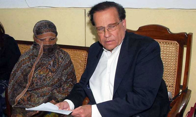 aasia bibi with late governor punjab salman taseer photo file aasia bibi with late governor punjab salman taseer photo file