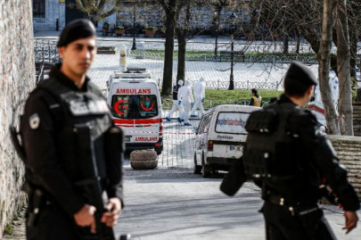 two suicide bombers kill themselves after turkish police call to surrender