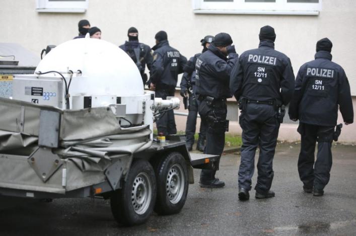 german special policemen search a housing area in the eastern city of chemnitz on suspicion that a bomb attack was being planned in germany photo reuters