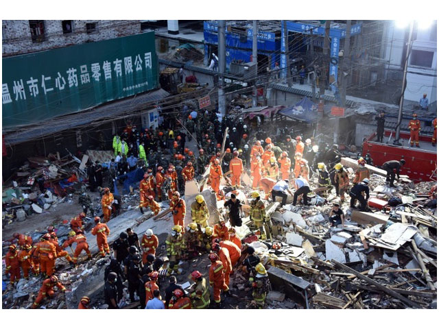 rescuers search for survivors at an accident site after four buildings caved in in wenzhou eastern china 039 s zhejiang province on october 10 2016 photo afp