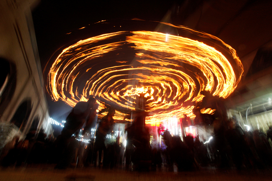 shi 039 ite muslims perform with fire during commemorations for ashoura in najaf photo reuters