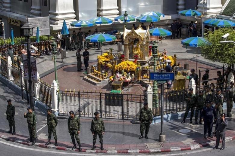 military personnel and police officers stand guard before a crime re enactment near the bomb site at erawan shrine in bangkok thailand september 26 2015 photo reuters