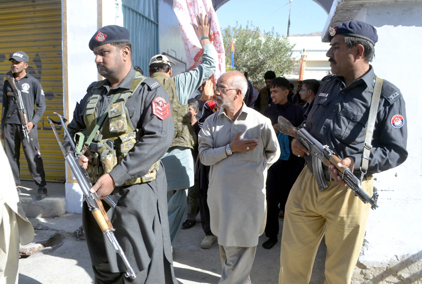 sialkot dpo dr abid khan said that all routes would be sealed for security purposes in sialkot daska sambrial and pasrur tehsils he said 2 882 police personnel were performing security duties in the district photo naseem james express